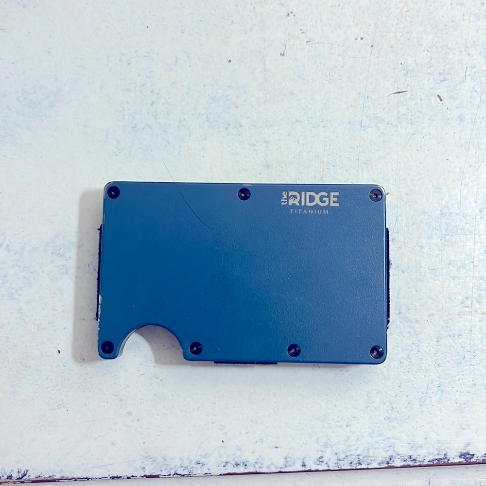 Ridge minimalist wallet RFID blocking.